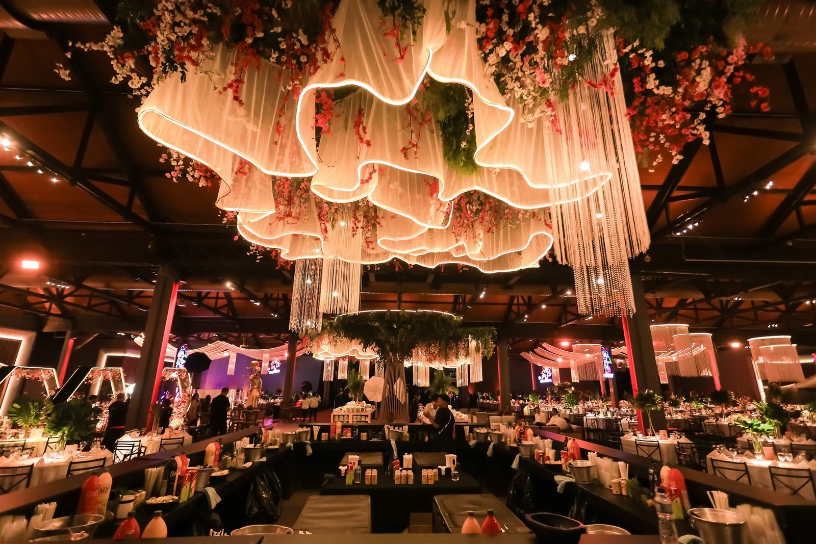 Mesa decorada do baile de gala de formatura - Pixi Formaturas
