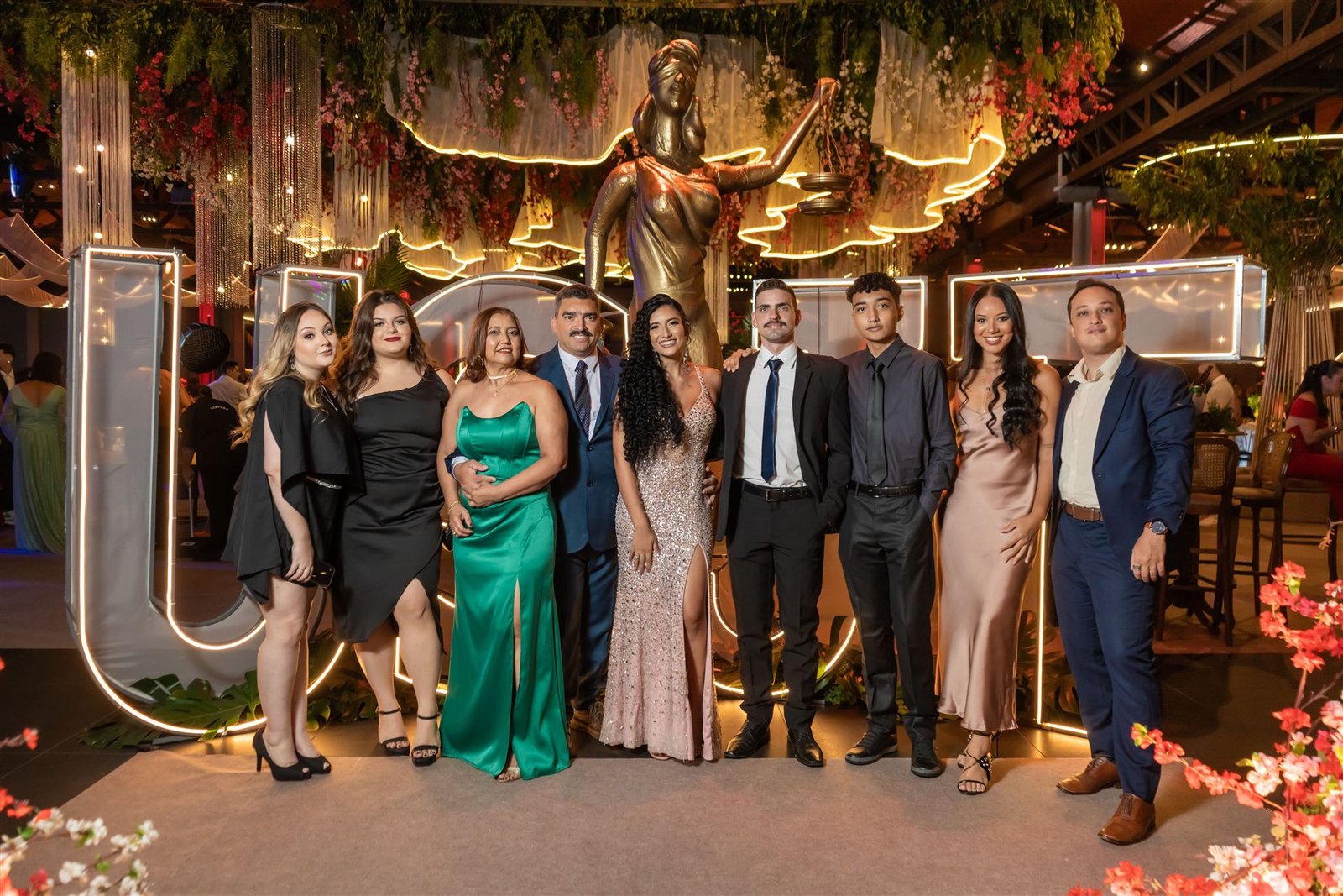 Formandos comemorando no baile de gala - Pixi Formaturas