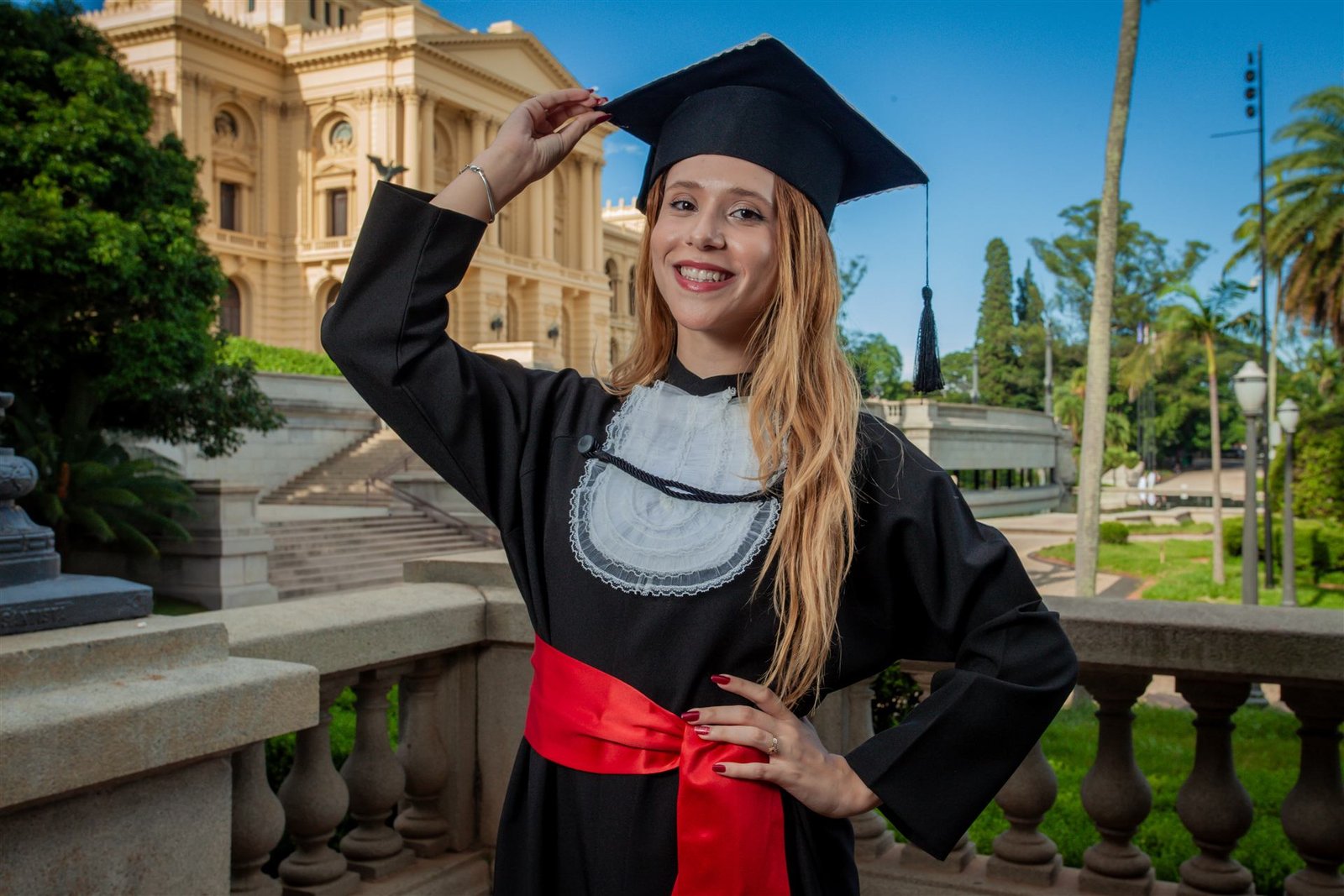 Entrega de diploma na colação de grau - Pixi Formaturas